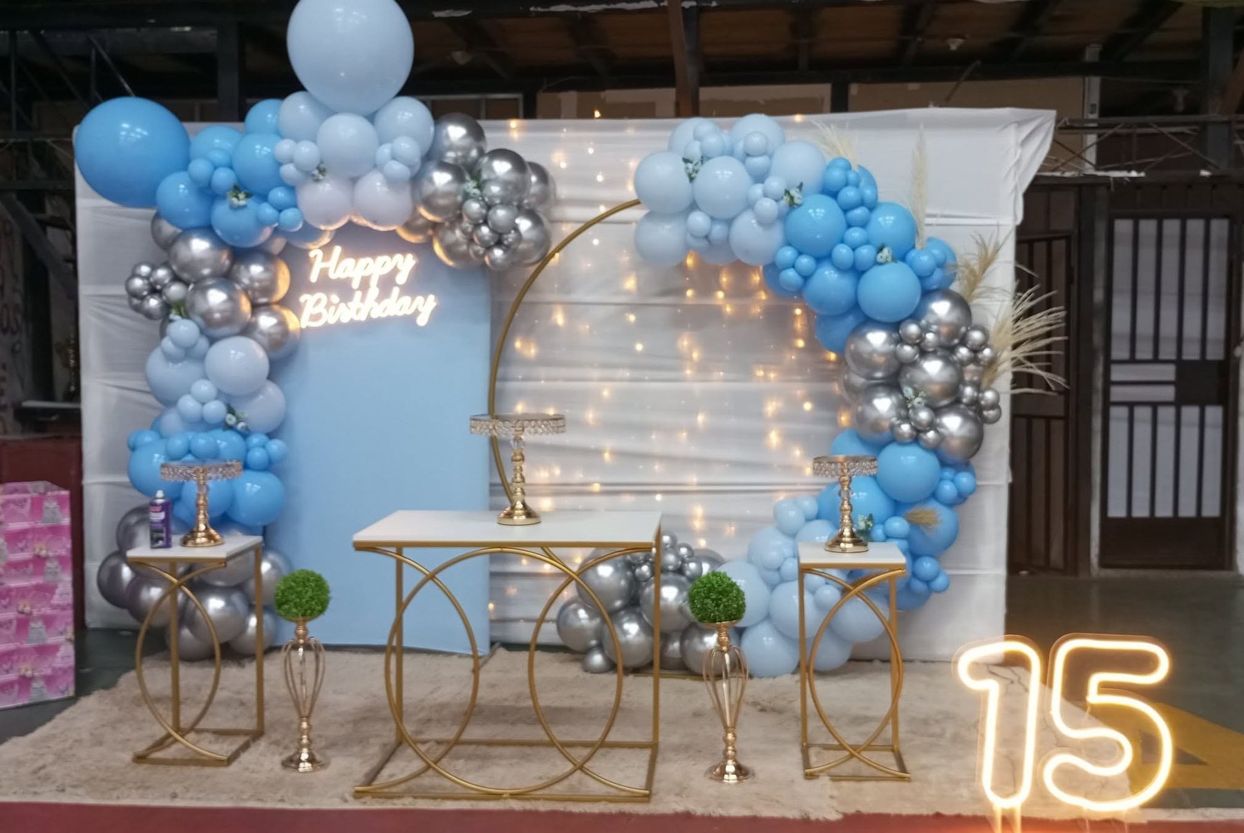 Decoración celeste 15 años realizado por Decoraciones ARILU