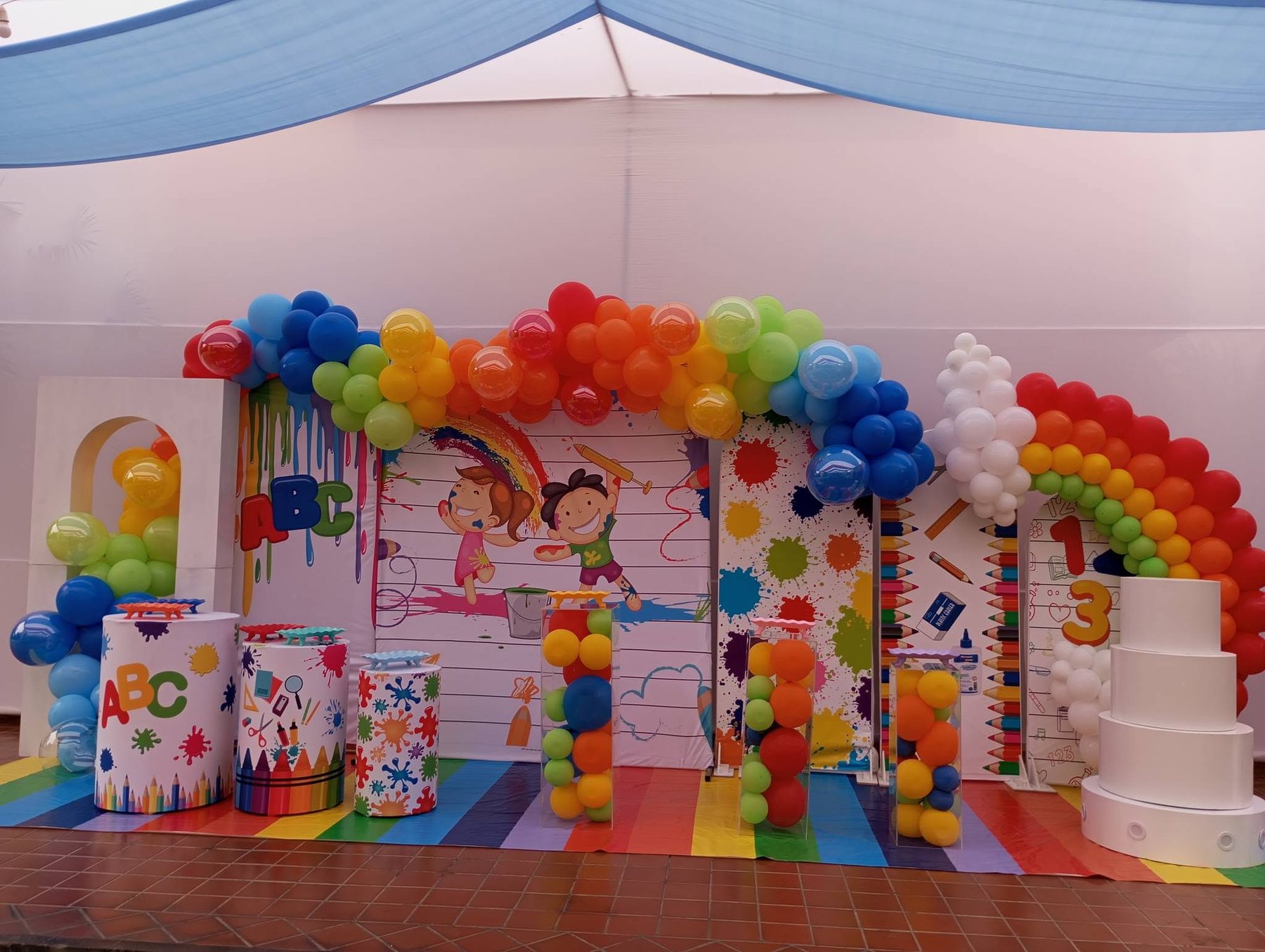 Temática escolar colorida realizado por Decoraciones ARILU